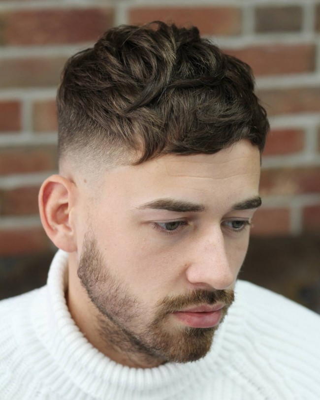 Short haircut for men with messy bangs